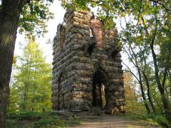 Башня руина в Орловском парке в Стрельне