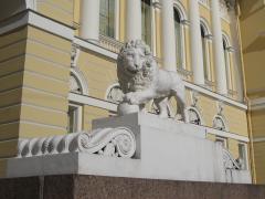 Скульптура льва у Русского музея