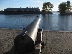 Кронштадт. Корабельное орудие XVIII - XIX вв на набережной Итальянского пруда